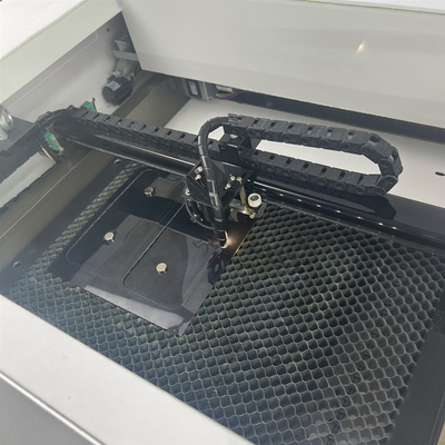 Dispositivo di taglio laser per apparecchiature per telefonia