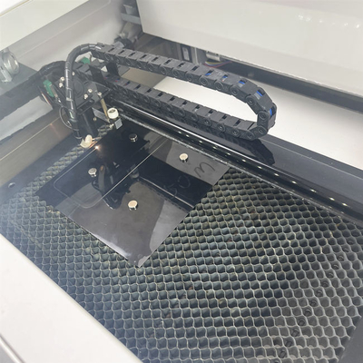 Tagliatrice mobile del laser del protettore dello schermo 30W di Daqin con il software professionale di progettazione