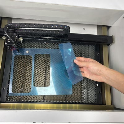 La tagliatrice del laser del protettore dello schermo di raffreddamento ad acqua per il cellulare ha temperato gli autoadesivi di vetro del computer portatile