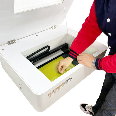 Taglio laser per adesivi mobili personalizzati per carta cuoio raffreddamento ad acqua Weihong Controllo Automatico Laser Cutting Plotter