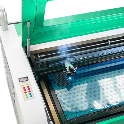 Macchina di taglio laser ad alta precisione a CO2 per la protezione dello schermo e l'incisione della pelle posteriore