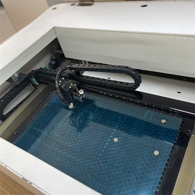Daqin Screen Protector Laser Cutting Machine con precisione di taglio di 0,01 mm per una produzione rapida e accurata