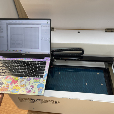 Macchina per taglio laser proteggi schermo AC220V/50Hz con raffreddamento ad acqua circolante e soffietti, spessore di taglio 0,5MM