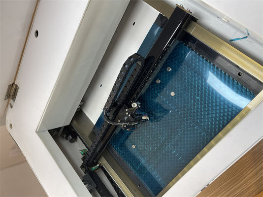Macchina per il taglio laser di protezioni schermo con raffreddamento ad aria, alta precisione di taglio e raffreddamento ad acqua circolante