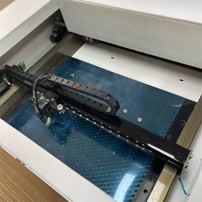 Macchina di taglio laser Daqin per proteggere lo schermo di vetro temperato con velocità di taglio da 0 a 50 mm/s