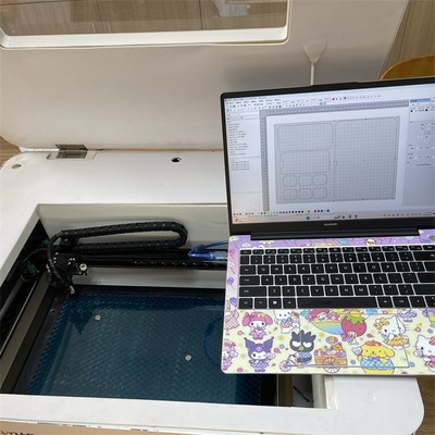 Macchina per taglio laser proteggi schermo AC220V/50Hz con raffreddamento ad acqua circolante e soffietti, spessore di taglio 0,5MM