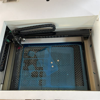 Macchina per il taglio laser di protezioni schermo con raffreddamento ad aria, alta precisione di taglio e raffreddamento ad acqua circolante