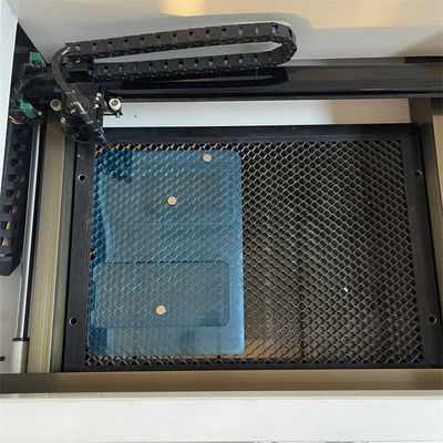 Macchina per il taglio laser di protezioni schermo, supporta qualsiasi modello e forma con facile modifica e aggiunta di dati modello