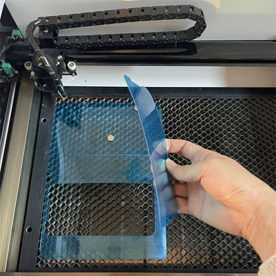 Macchina per taglio laser per protezioni schermo per ambienti di lavoro interni, tensione AC220V/50Hz, dimensioni 1000*800*800mm
