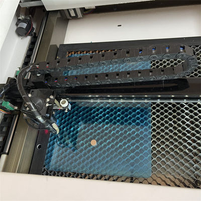 Macchina per taglio laser per protezioni schermo per ambienti di lavoro interni, tensione AC220V/50Hz, dimensioni 1000*800*800mm
