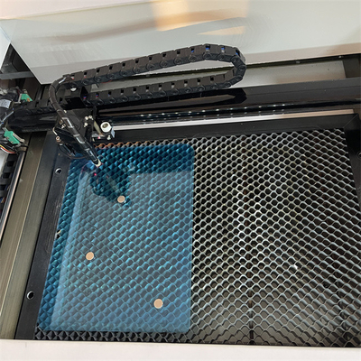 Daqin Screen Protector Laser Cutting Machine con precisione di taglio di 0,01 mm per una produzione rapida e accurata