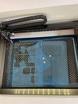 Macchina di taglio laser ad alta precisione per proteggere lo schermo di vetro temperato mobile veloce e accurato