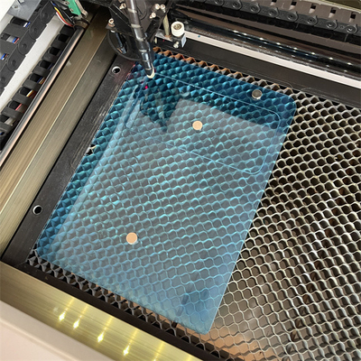 Dispositivo di taglio laser per apparecchiature per telefonia