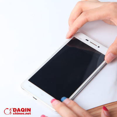 Macchina per taglio laser proteggi schermo AC220V/50Hz con raffreddamento ad acqua circolante e soffietti, spessore di taglio 0,5MM